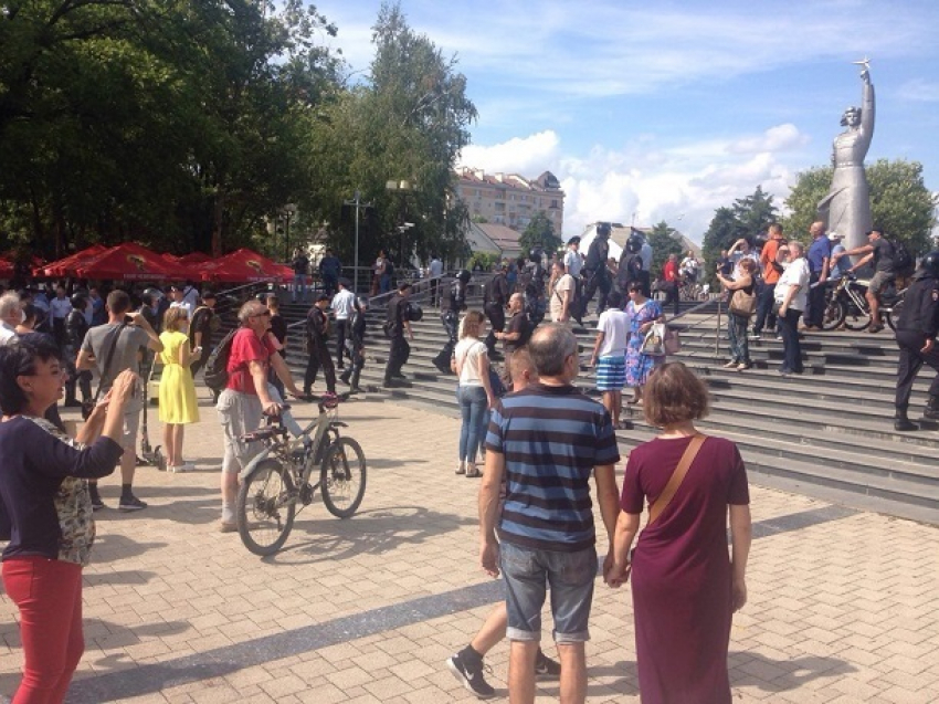 Акцию против повышения пенсионного возраста в Краснодаре посетили около 300 человек