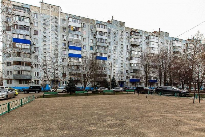 Жители многоэтажки в Краснодаре полгода мучаются с фекалиями в подвале