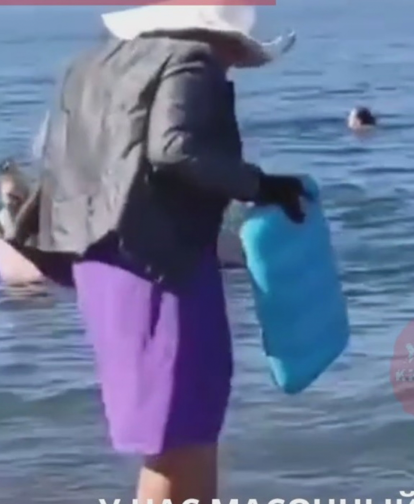 Плавающая в море в маске и перчатках туристка попала на видео в Краснодарском крае
