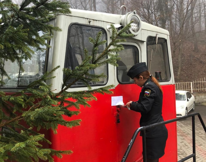 Туристический тепловоз в Гуамском ущелье опечатали из-за нарушений