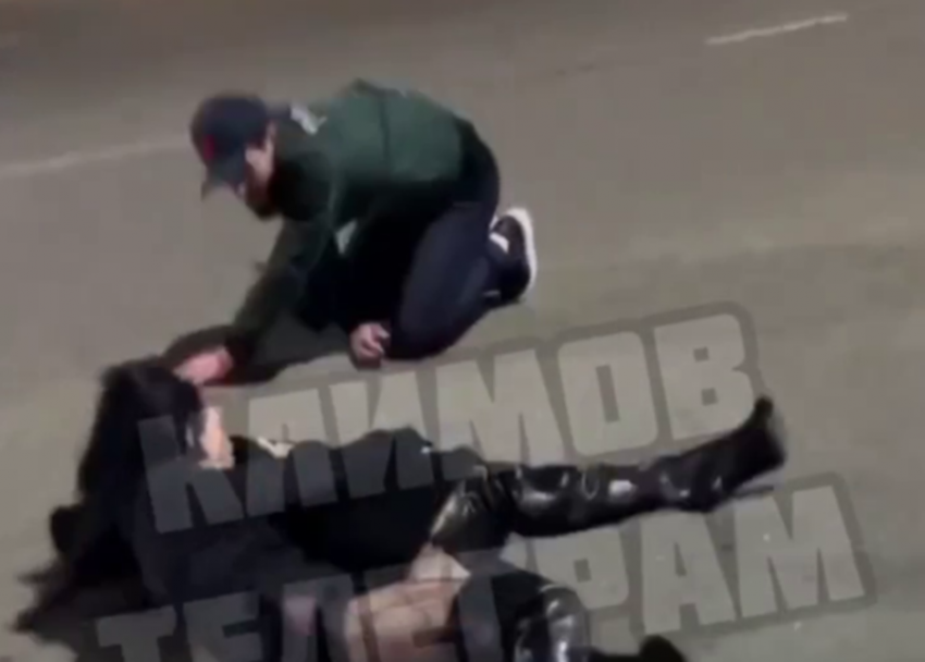 Бородач напал с кулаками на девушек в центре Краснодара