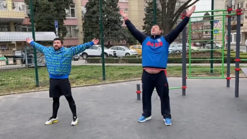 Помощник мэра Краснодара и начальник городского управления физкультуры сделали зарядку на улице 
