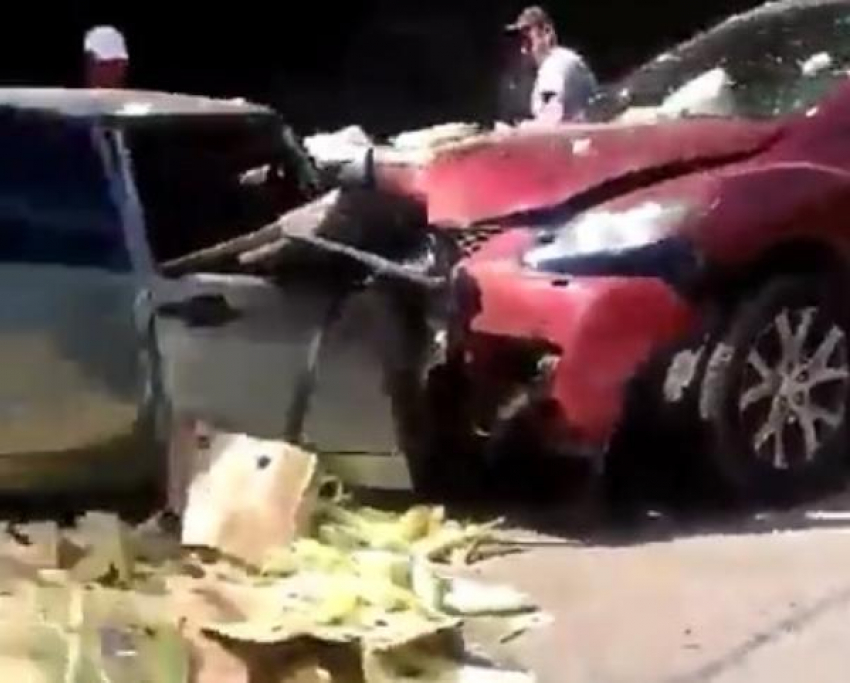 Спасателям пришлось вызволять водителя из автомобиля после аварии на Кубани