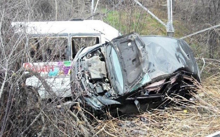 В Краснодаре микроавтобус и легковушка сорвались с моста на Северной