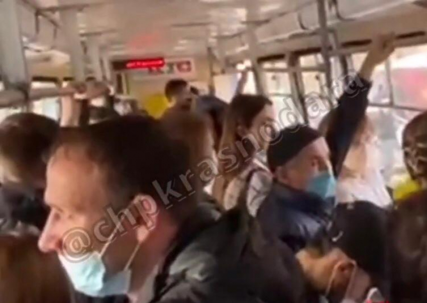 В Краснодаре антимасочница парализовала движение трамваев в час-пик