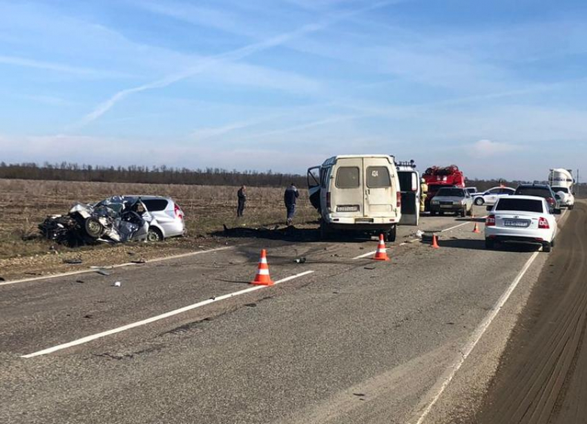 На Кубани в ДТП с маршруткой погиб водитель «Лады», семь человек пострадали
