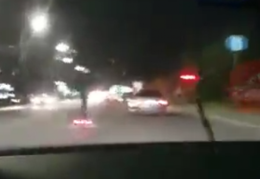 Парень на самокате удивил автомобилистов Краснодара