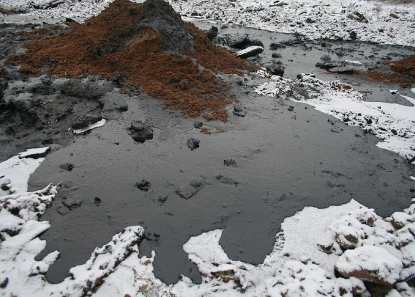 Три тонны мазута вылилось из перевернувшейся автоцистерны на Кубани