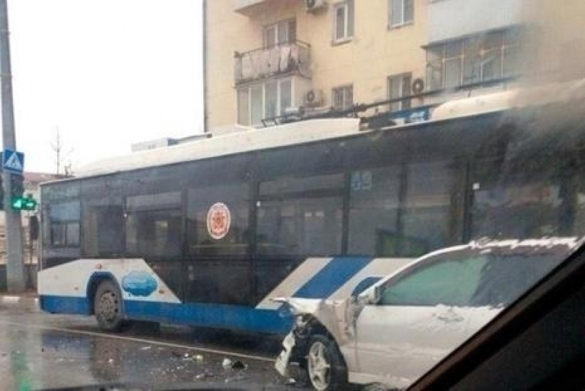 В центре Новороссийска в ДТП попали 3 автомобиля и троллейбус