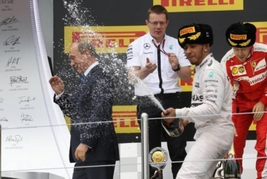 Победитель «Формулы-1» Льюис Хэмилтон беспардонно облил Путина шампанским