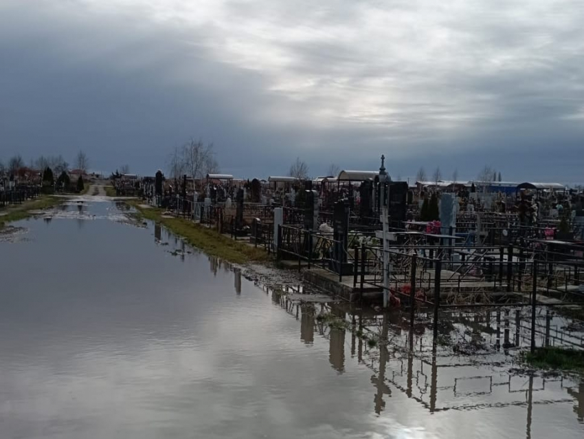 «Зачем там она, там же все мертвые»: в Краснодаре кладбище оставили без водоснабжения