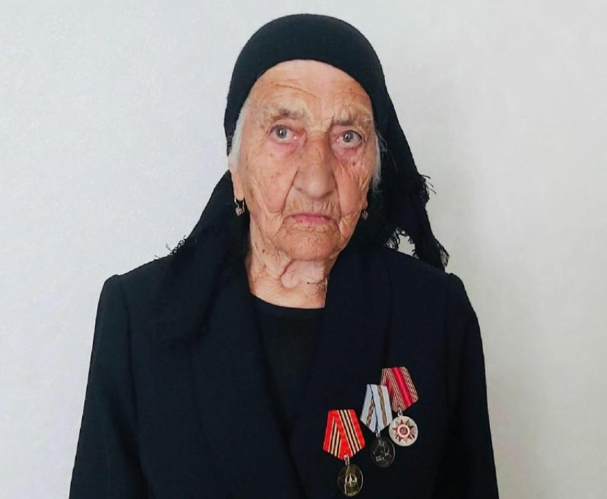 «Была высокая степень поражения легких»: кубанец поблагодарил врачей за спасение 93-летней прабабушки, заболевшей коронавирусом 