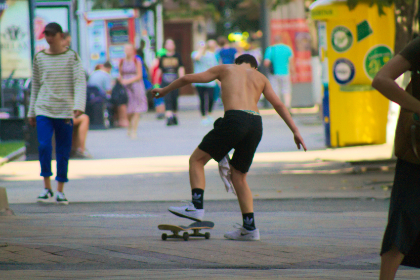 За массовый заезд по центру Краснодара оштрафована группа скейтбордистов