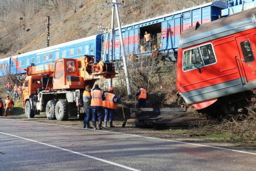 Число пострадавших в сошедшей с рельсов электричке под Туапсе увеличилось