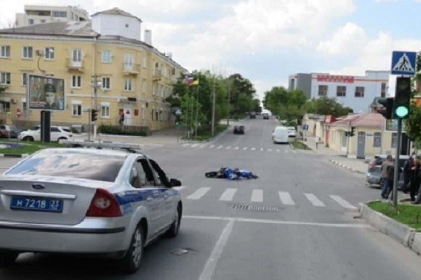 В Новороссийске 25-летний мотоциклист влетел в иномарку 