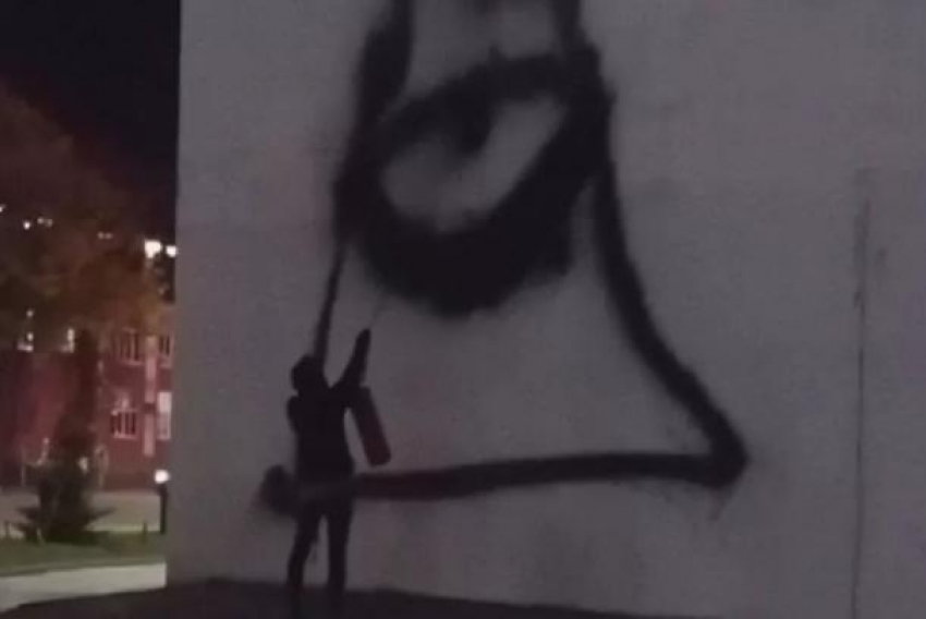 Полиция Краснодара ищет уличного художника, испортившего здание мэрии
