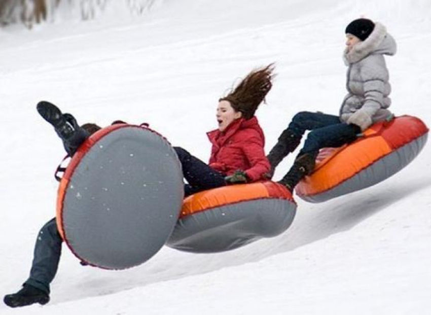 Жительница Краснодара получила травму, катаясь на надувных санках