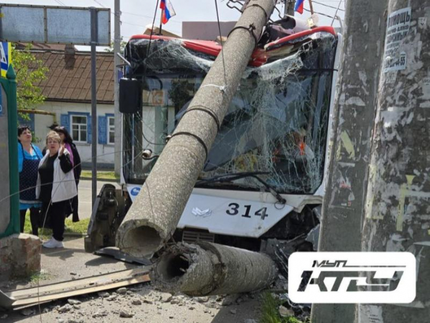 В Краснодаре троллейбус влетел в столб