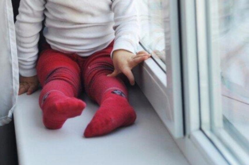 Двухлетняя девочка выпала из окна в Новороссийске