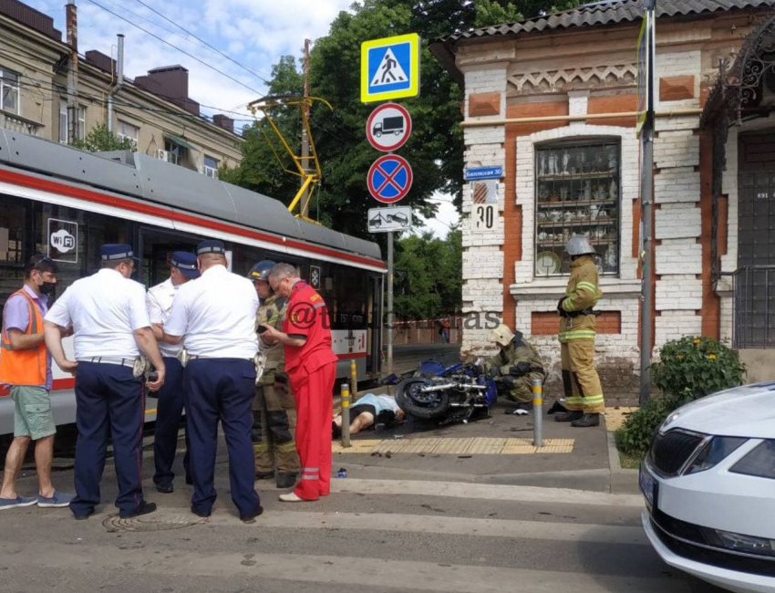 В Краснодаре мотоциклист стал жертвой страшной аварии с участием трамвая