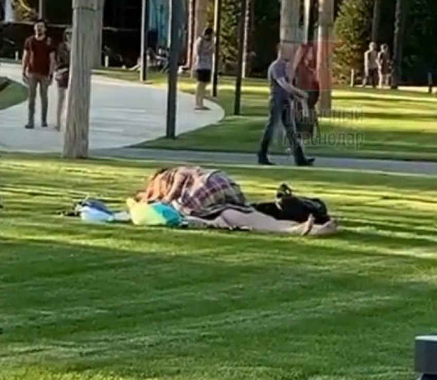 «Снимите номер!»: парочка согрешила на глазах у краснодарцев в парке Галицкого