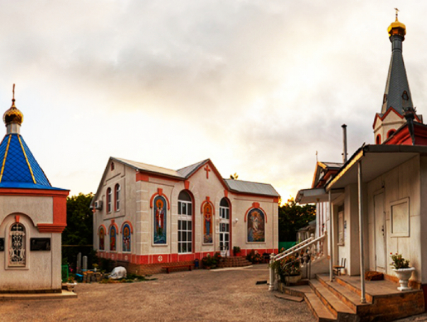 В Геленджике нашли нелегалов, которые среди ночи обокрали храм неподалеку от кладбища