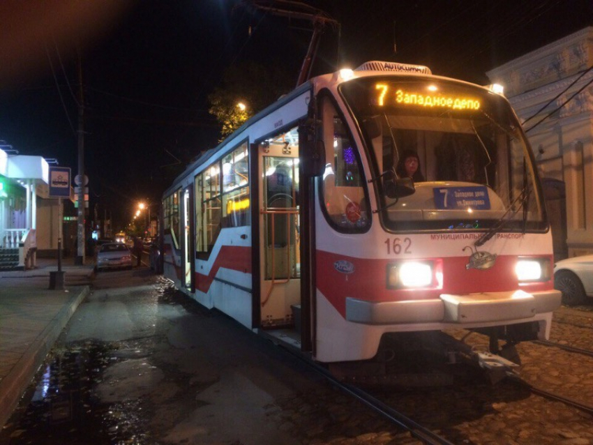 Трамвай сбил стоящего на остановке человека в Краснодаре
