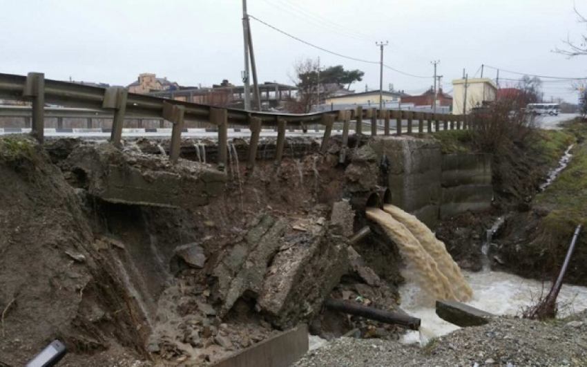 Ливень размыл дорогу и обрушил часть моста в Новороссийске 