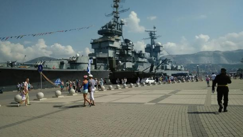 В Новороссийске прошел праздничны парад кораблей