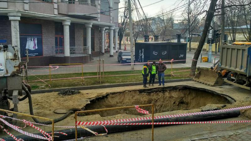 В Краснодаре рядом с пешеходным переходом образовалась огромная дыра в асфальте