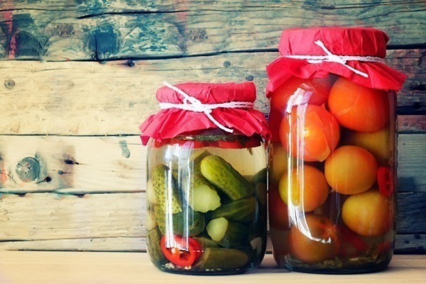 На Кубани бывший зек украл у пенсионерки банки с консервированными огурцами и помидорами