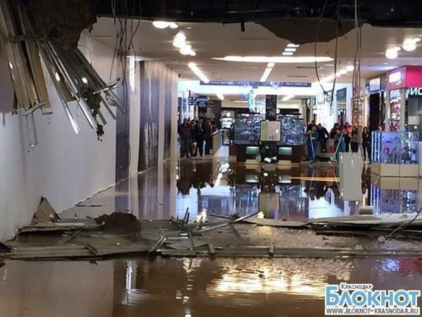 В сети появились фотографии рухнувшей крыши ТРЦ «Галерея Краснодар»