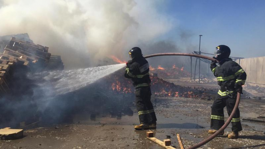 Открытое горение на площади 1,5 тысячи кв.м ликвидировали на складе под Краснодаром 