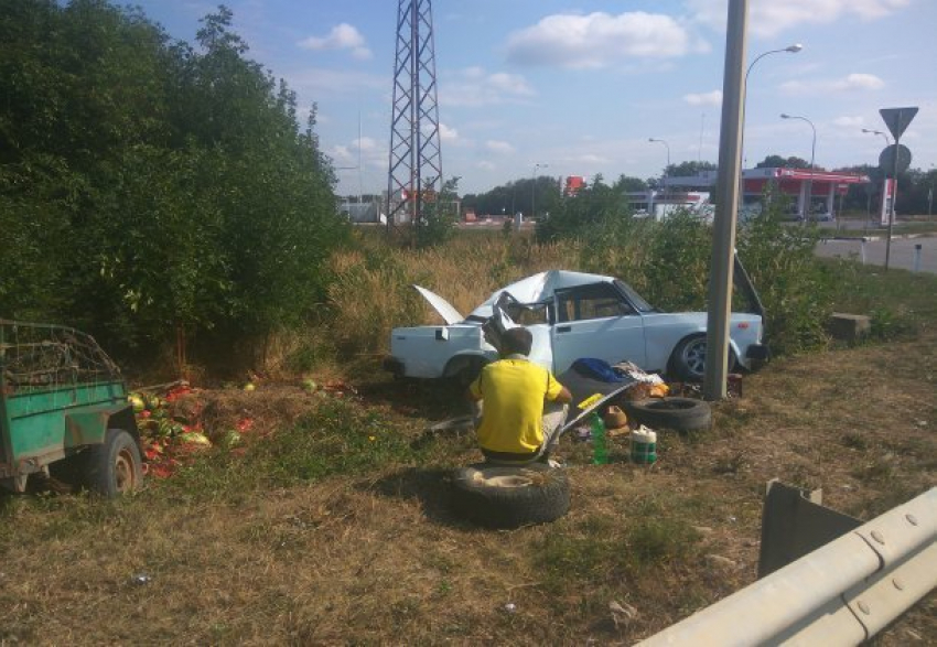  Легковушка с прицепом арбузов вылетела в кювет под Абинском 