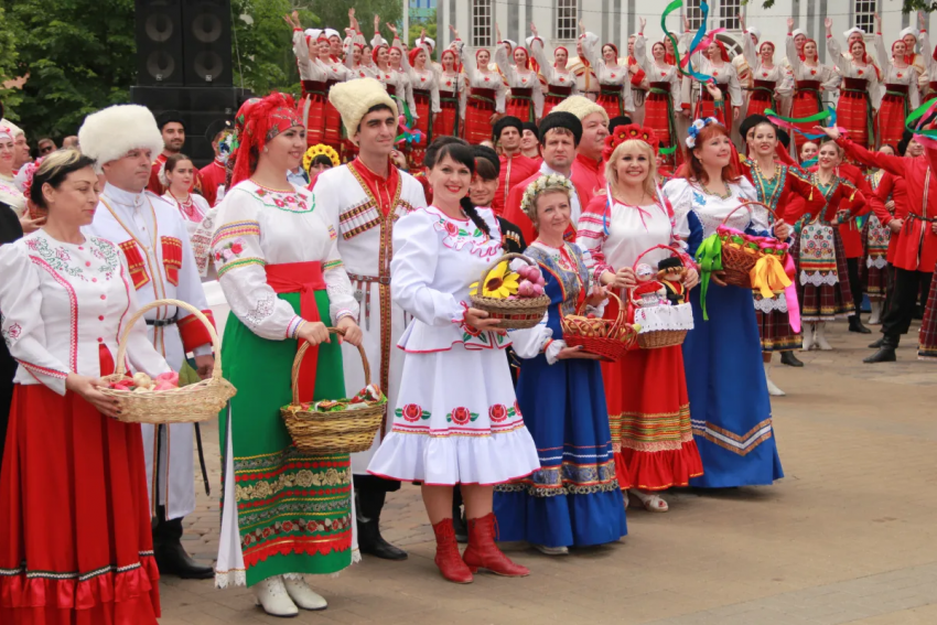 Выставка-ярмарка «Агротур»: фермы, сыроварни и выступление кубанских коллективов под открытым небом