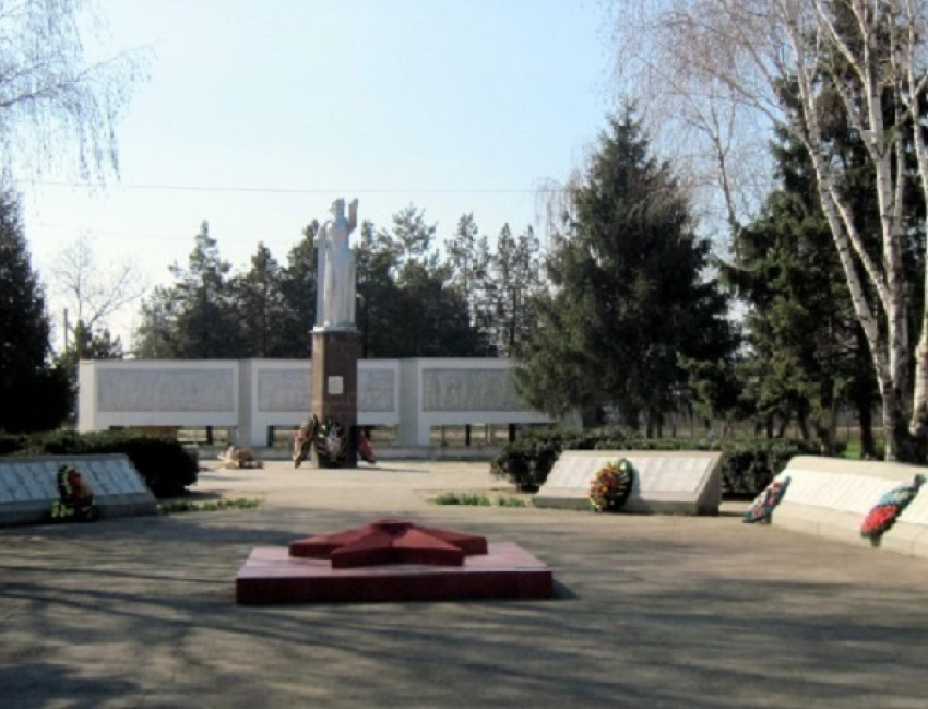 На Кубани 41-летний безработный осквернил памятник советским воинам ﻿
