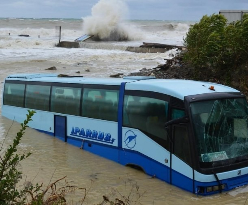Автобус три дня простоял в море под Новороссийском
