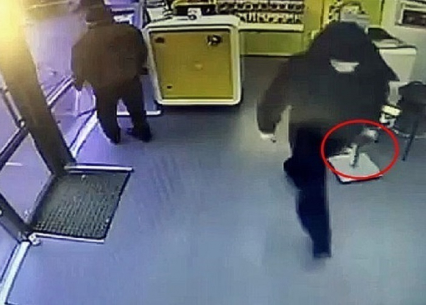 Житель Краснодара пополнил счет мобильника во время ограбления