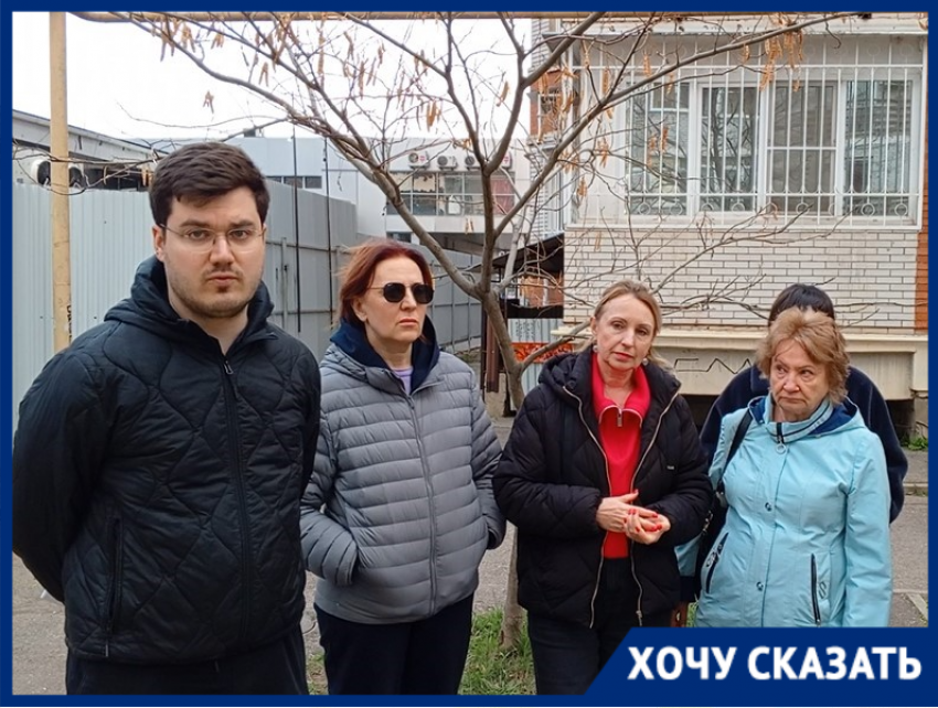 «Страдают дети и пожилые люди»: многоэтажку в Краснодаре больше месяца топит фекалиями