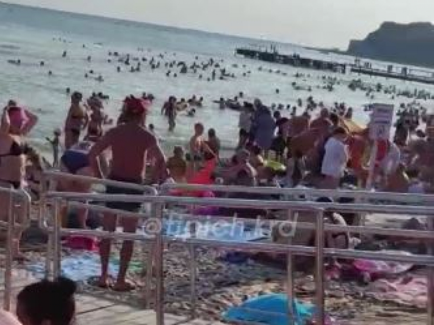 Яблоку негде упасть: толпы туристов заполонили пляж в Архипо-Осиповке