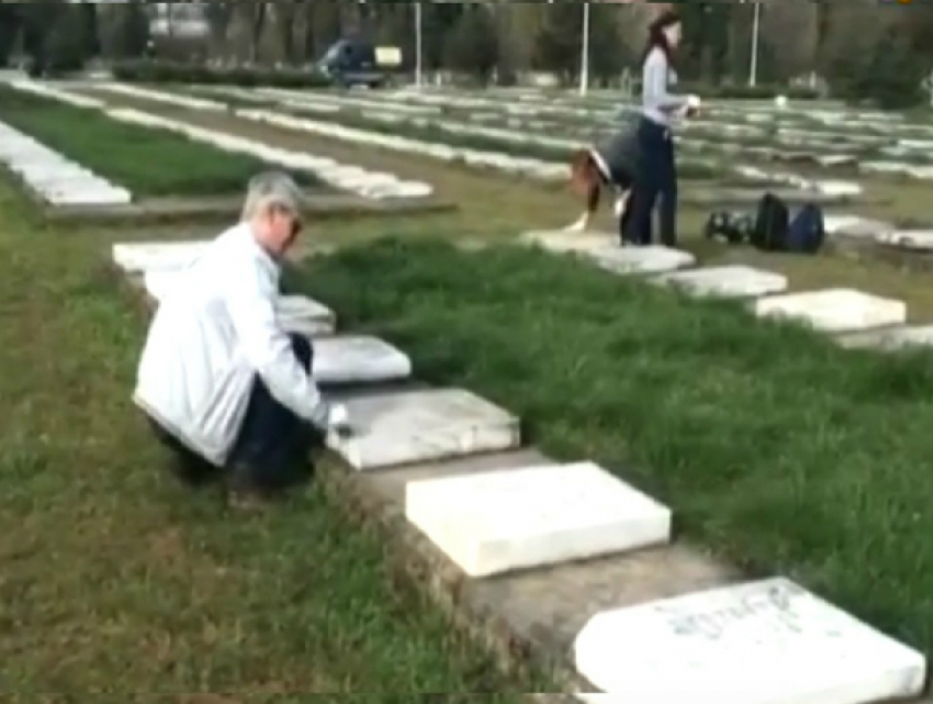 Студентов КубГУ отправили на субботник на кладбище отмывать гранитные плиты
