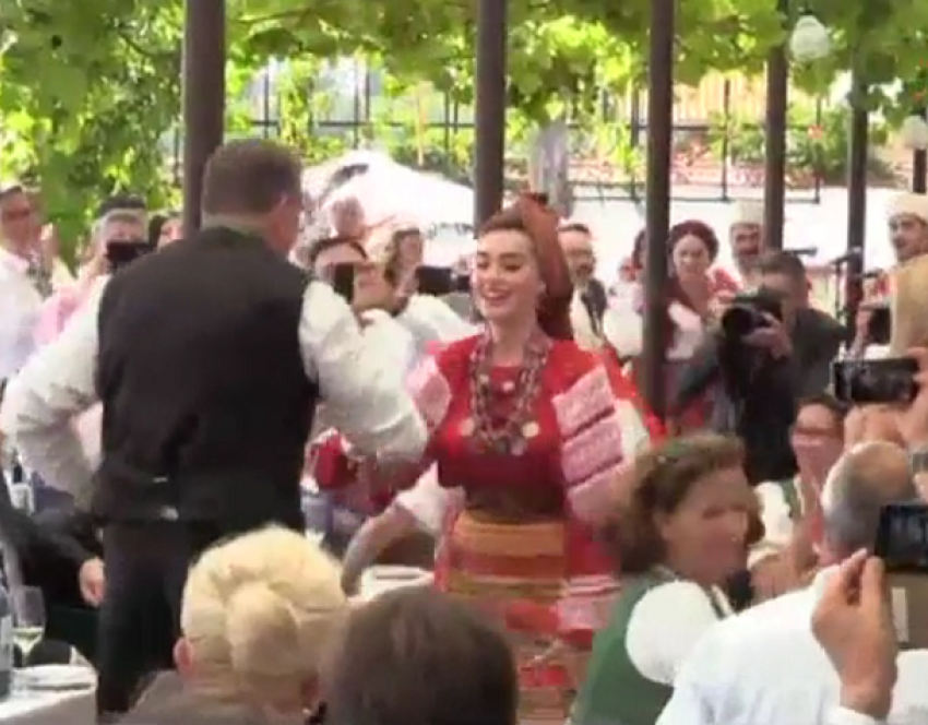 Появилось видео, где артисты Кубанского казачьего хора «зажигают» на свадьбе в Австрии