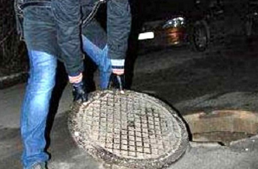 В Новороссийске таксист воровал канализационные люки