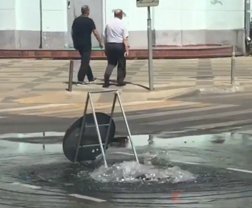 Новый фонтан в Краснодаре устраняют коммунальщики