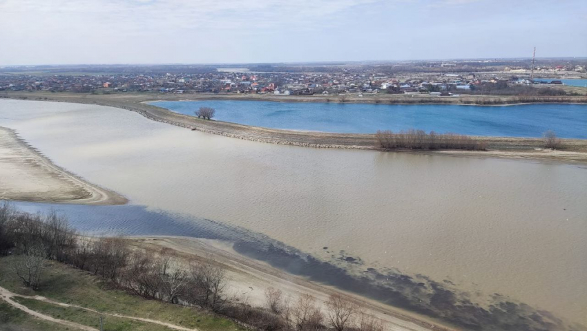 Экобедствие: слив отходов в реку Кубань в Краснодаре сняли на видео