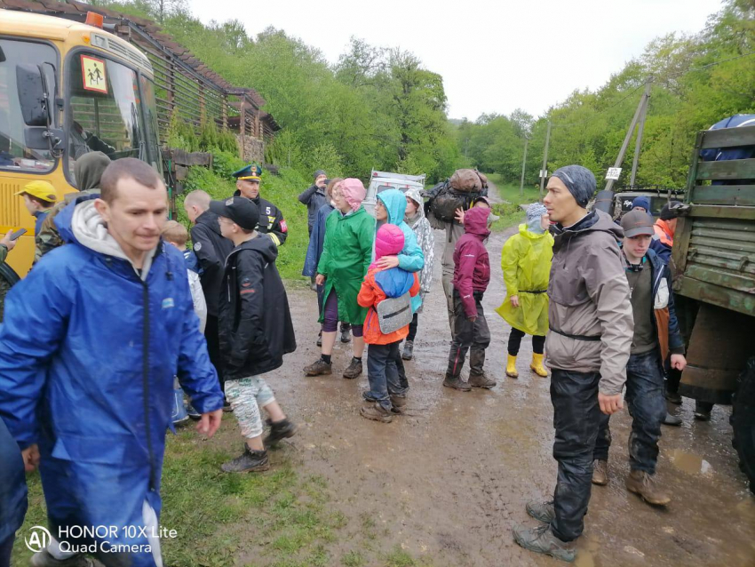 В Краснодарском крае спасают туристическую группу с 60-ю детьми: фото, видео, подробности