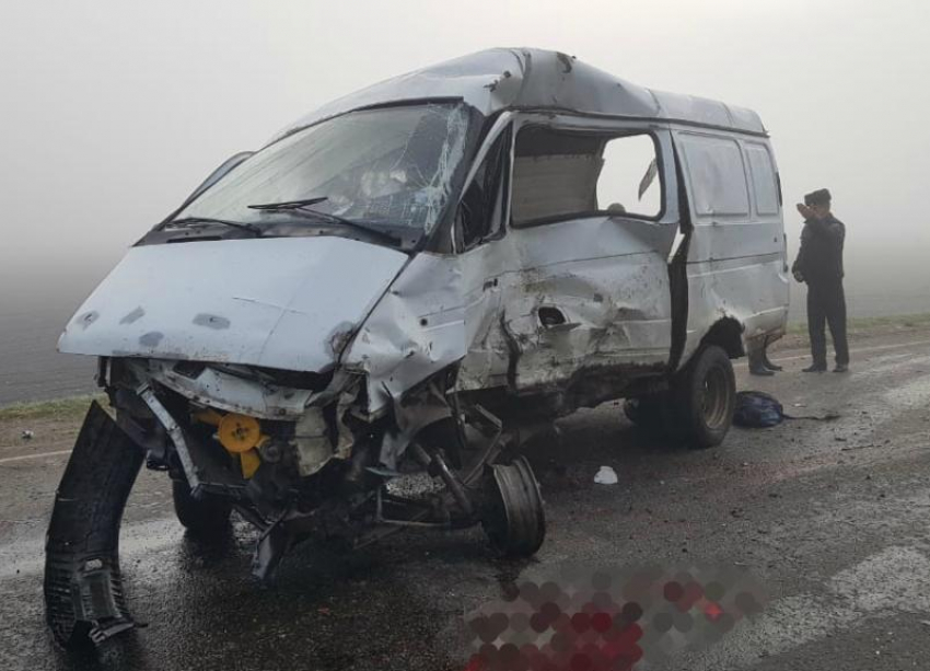 На Кубани в жесткой аварии с участием КамАЗа и «Газели» скончались шесть человек