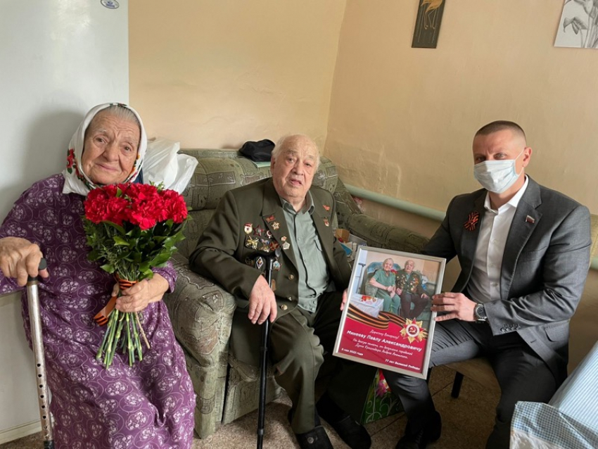 Депутат Андрей Анашкин посетил ветеранов своего округа 