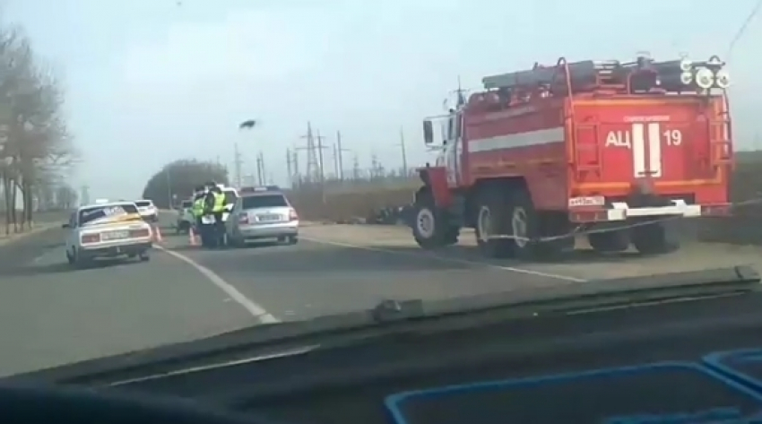 Два человека пострадали в сильном ДТП на трассе в Темрюк