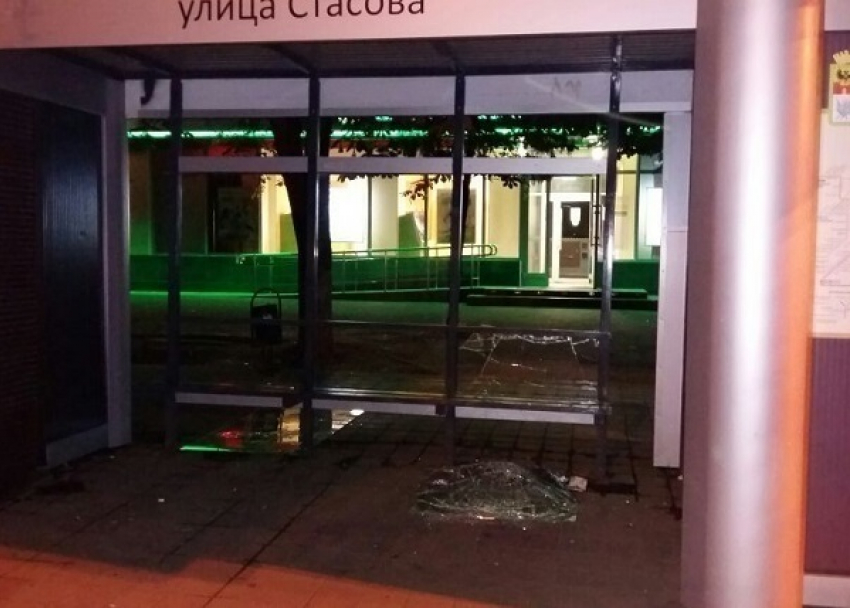 Житель Краснодара в порыве гнева разбил остановку 